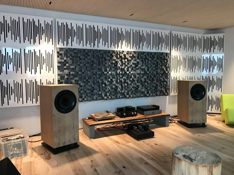 Комната для прослушивания винила