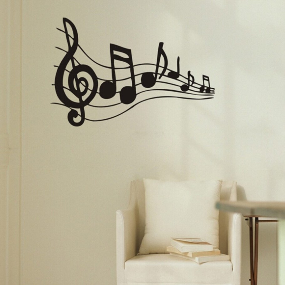 Трафаретные надписи на стенах