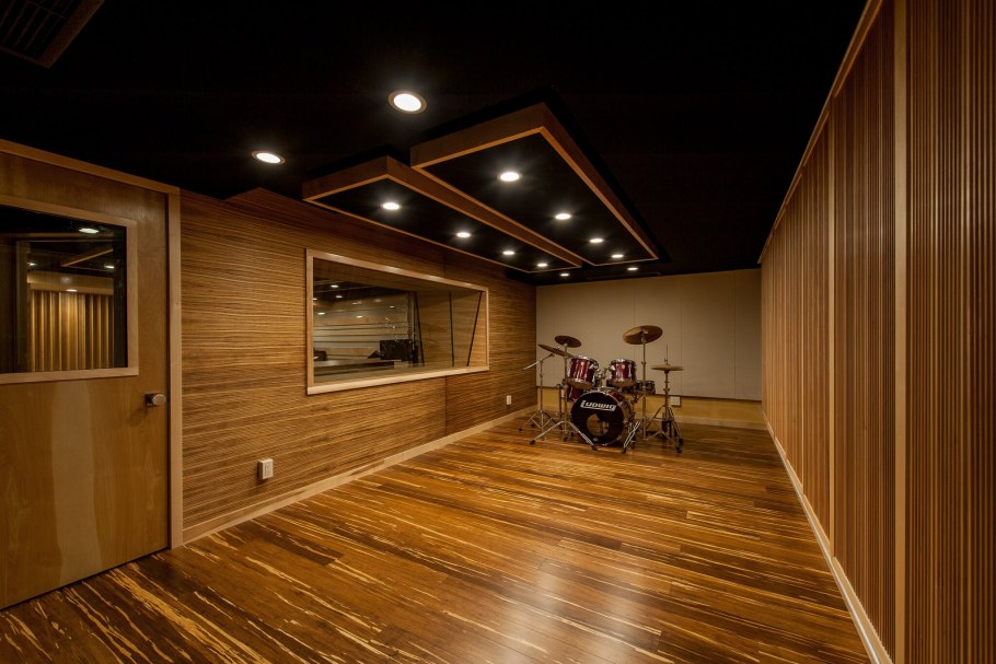 Деревянные стены в студии звукозаписи