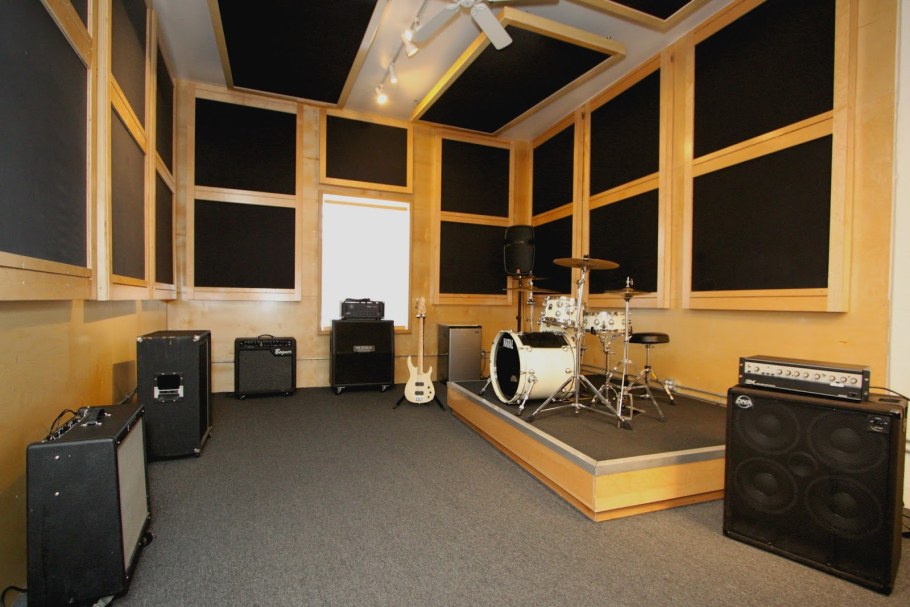 Музыкальная студия в гараже