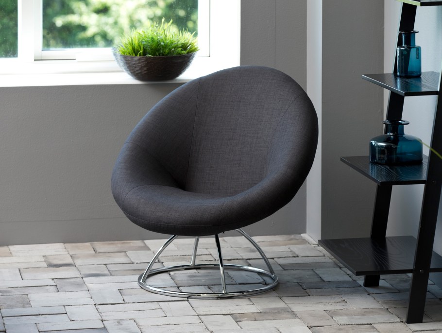 Кресло на высоких ножках в гостиную