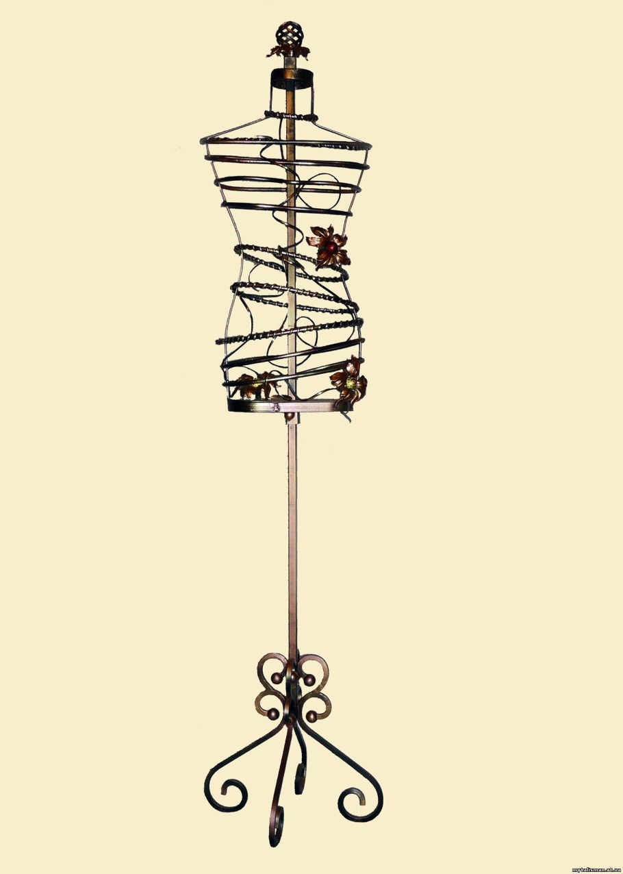 Манекен портновский из металла декорирован