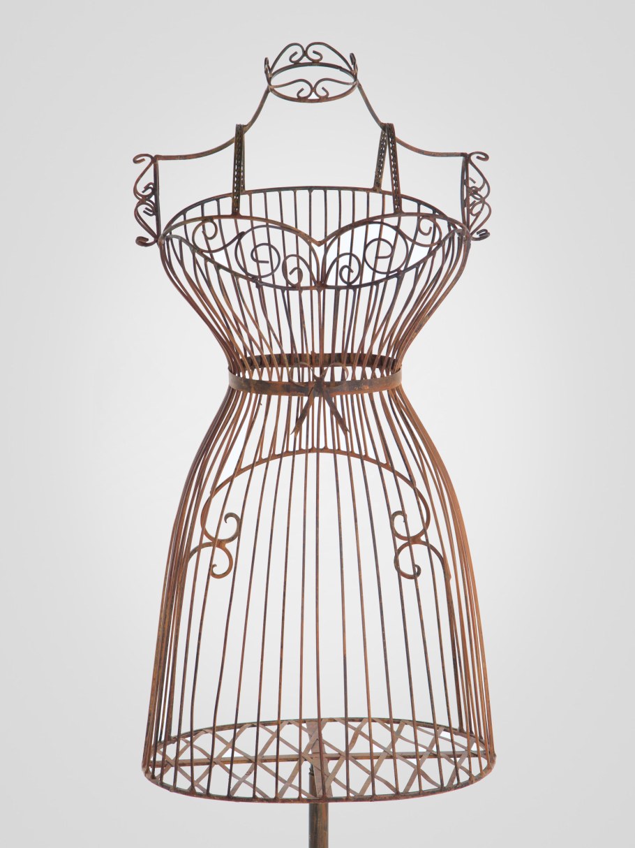 Манекен из металлических прутьев