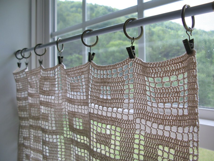 Вязаные шторы для дачи