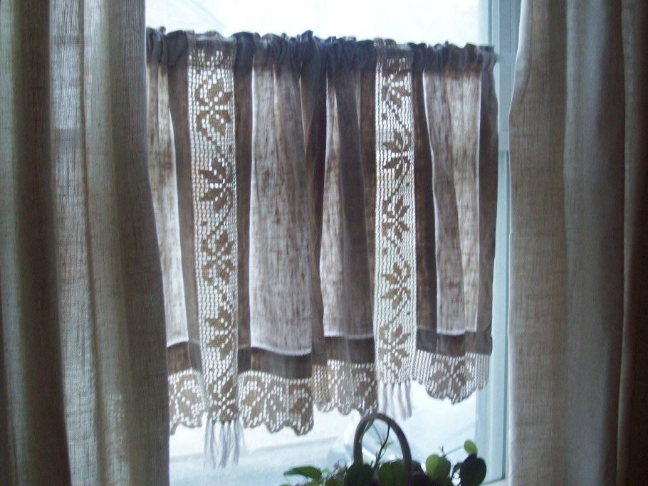 Шторы из льна на кухню в деревенском стиле