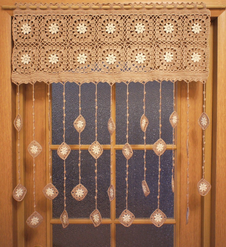 Вязаные шторы крючком на дверной проем