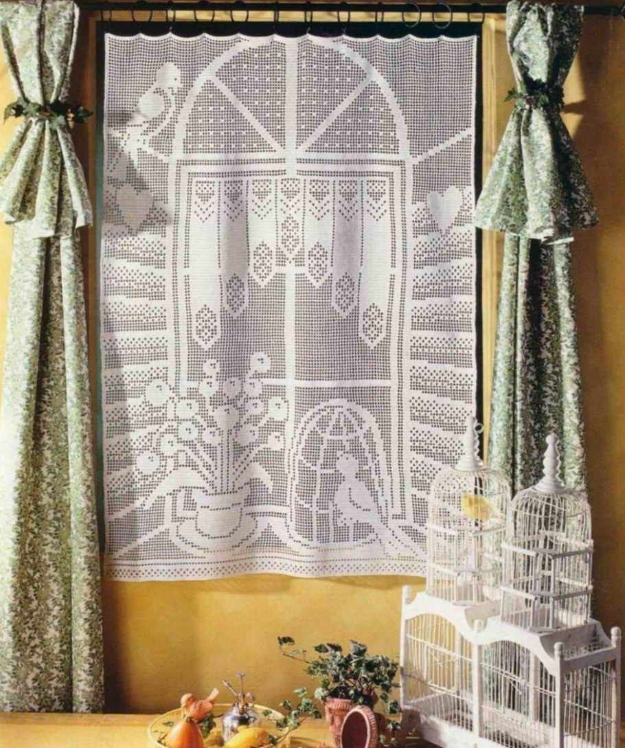 Вязаные шторы на кухню