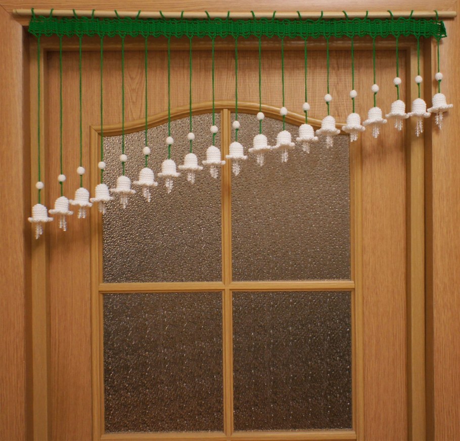 Вязаная штора на проем двери