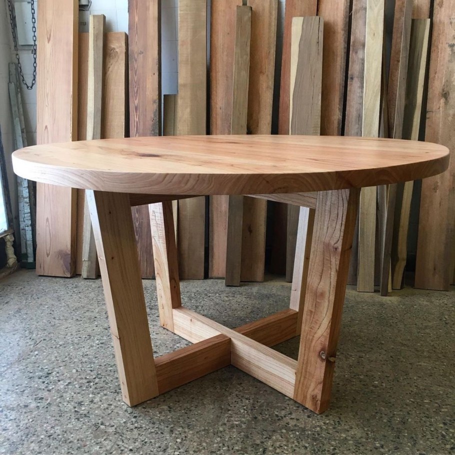 Круглый стол из массива ясеня