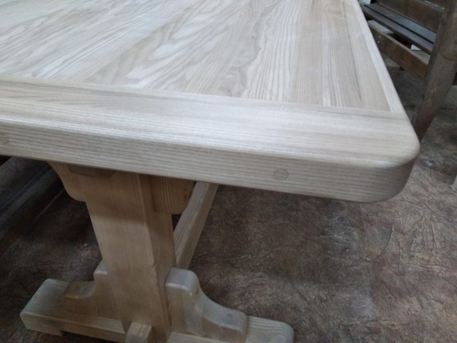 Стол из светлого дерева