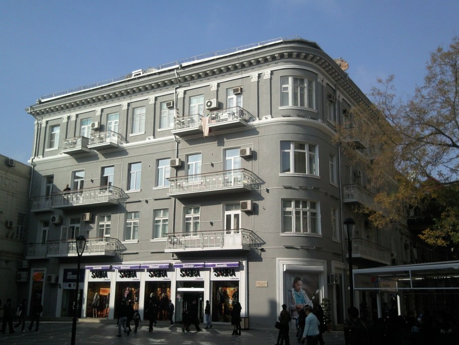 «Дом Нефтяников» в Баку улицы Низами