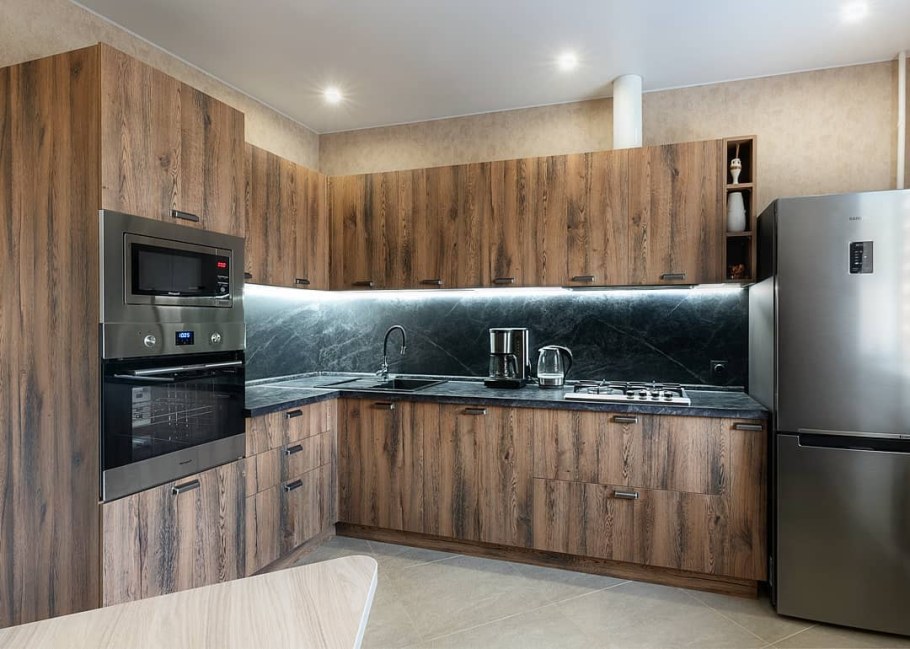 Кухня с фасадами под дерево