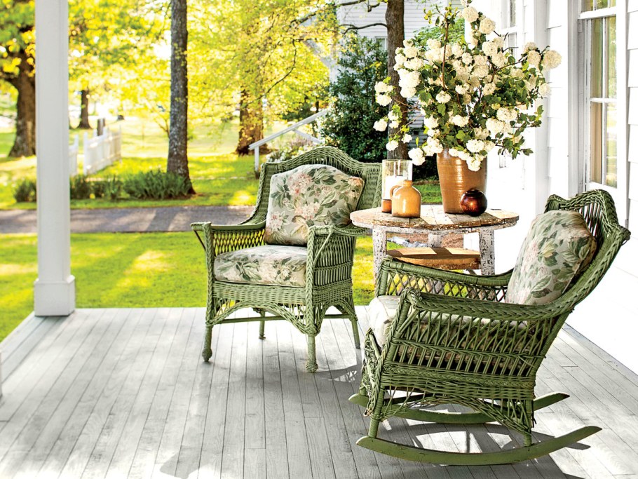 Кресло качалка на веранде