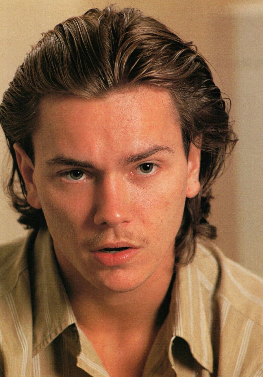 Углом река актеры