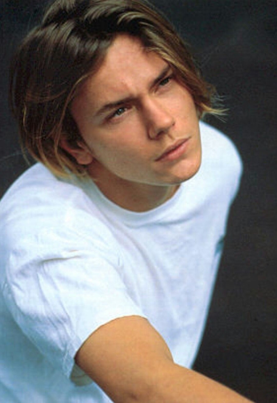 Ривер Феникс с длинными волосами