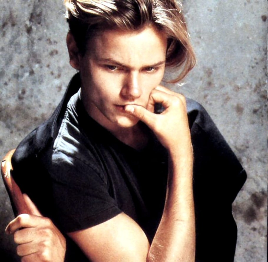 Ривер Феникс с длинными волосами шатен