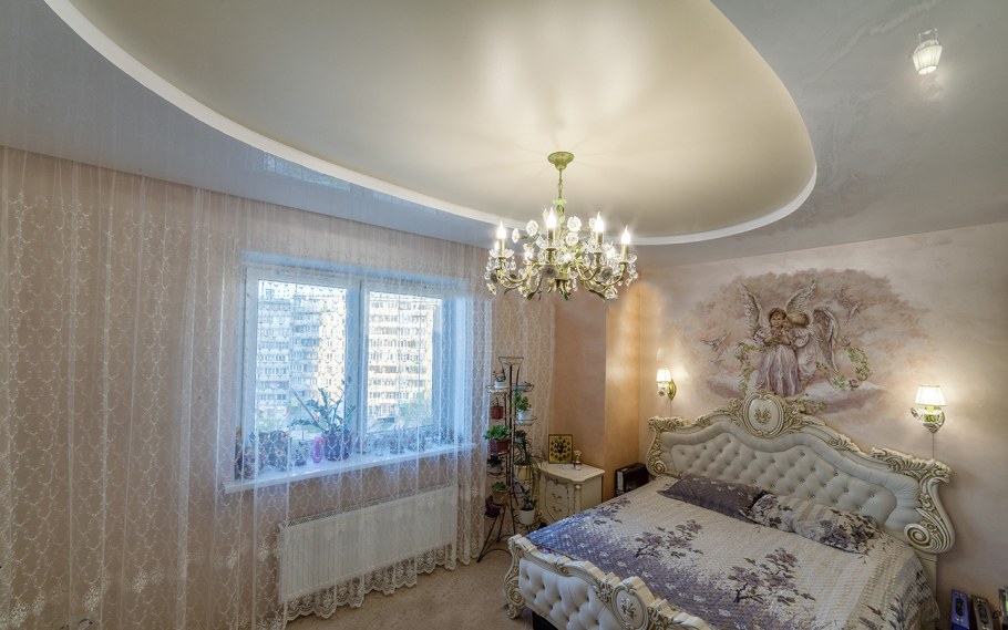 Уровневый натяжной потолок в спальне