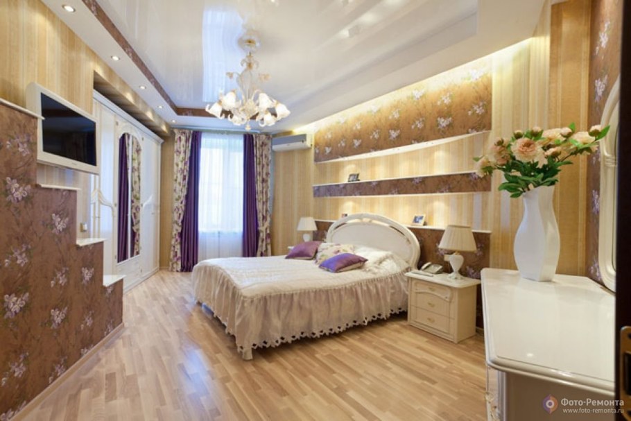 Глянцевый потолок в спальне