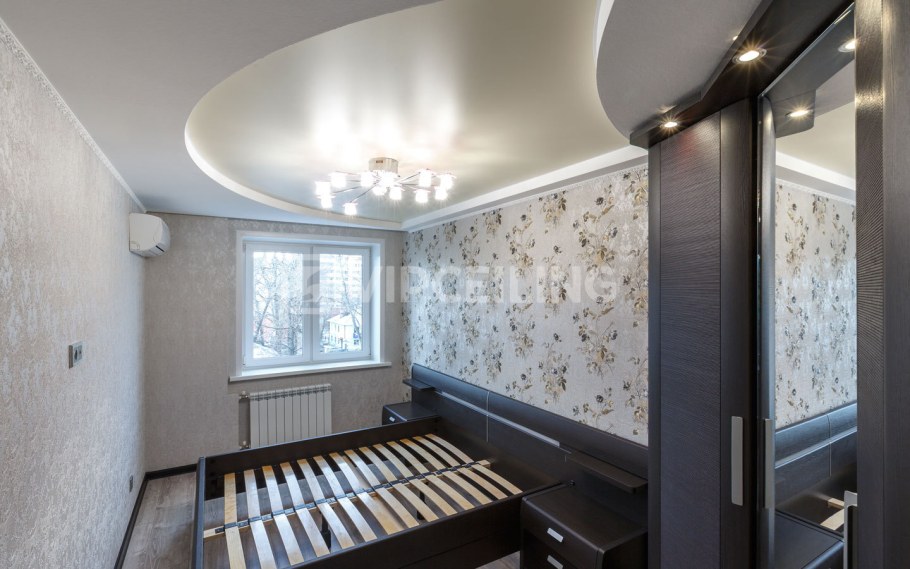 Натяжной потолок в маленькой комнате
