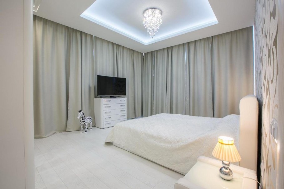 Глянцевый потолок в спальне