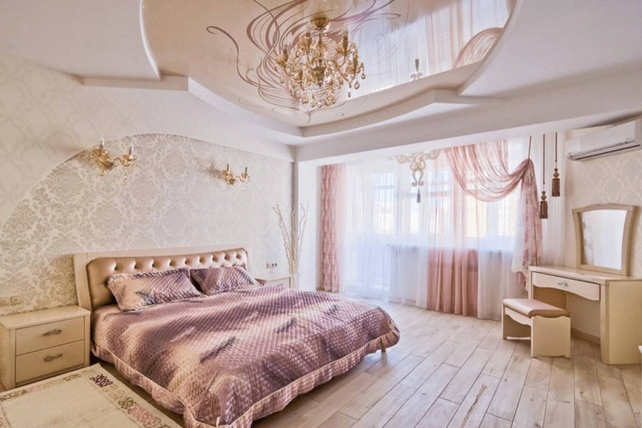 Двухъярусный потолок в спальне