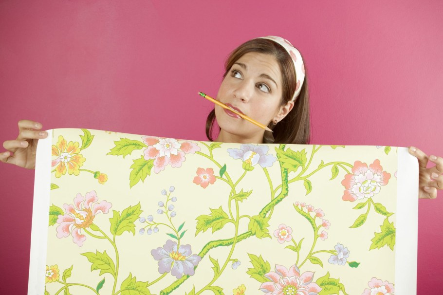 Клеить обои