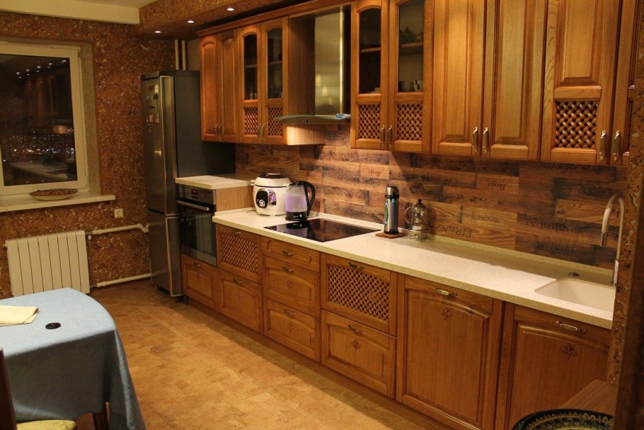 Кухонный фартук для классической кухни под дерево