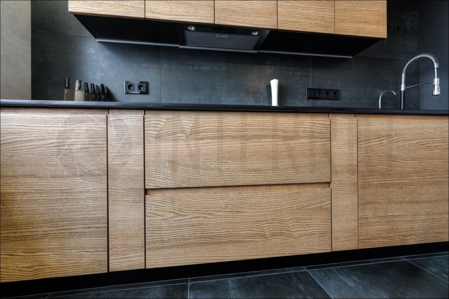 Кухня с фасадами под дерево