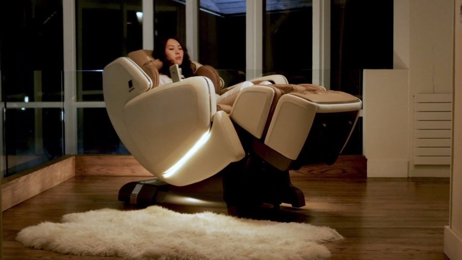 Парень садится на массажное кресло Кадр из фильма