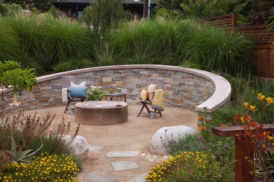 Патио дворик в ландшафт пруд