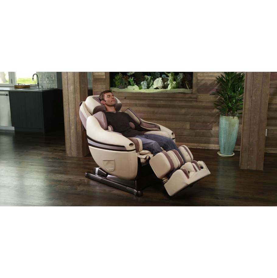 Человек в массажном кресле