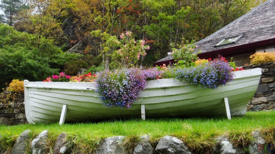 Клумба лодка