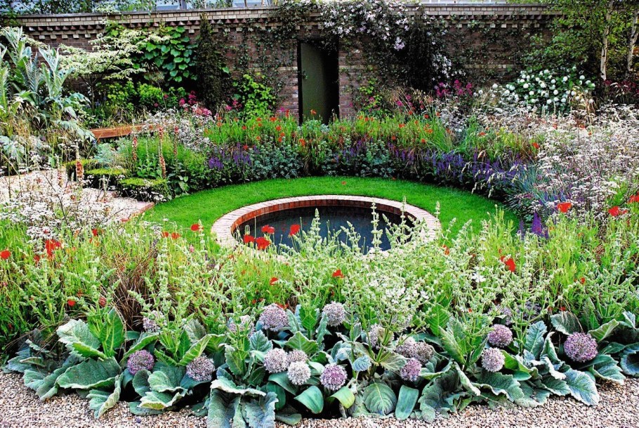 Цветник около пруда