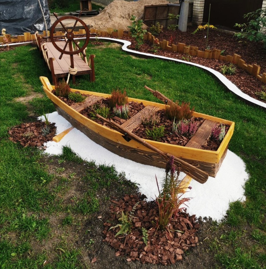 Цветник в лодке