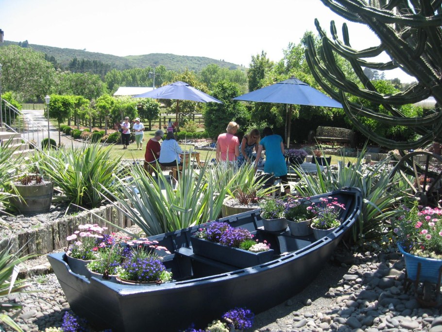 Клумба из старой лодки