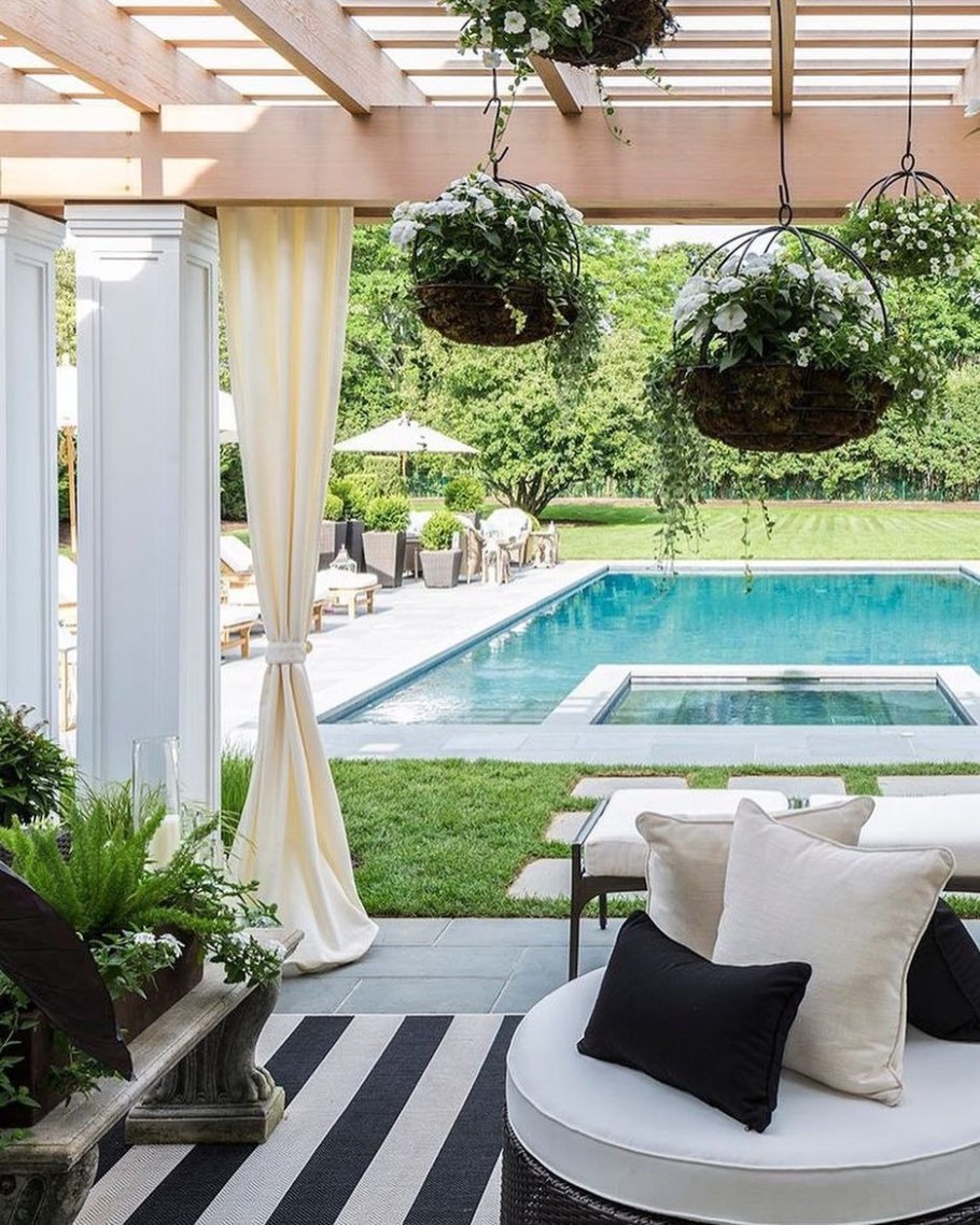 Терраса возле бассейна