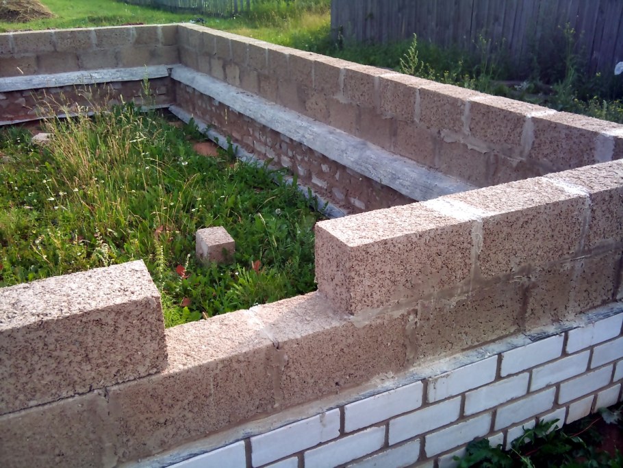 Цоколь из стеновых блоков