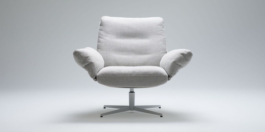 Кресло на крутящейся ножке с высокой спинкой