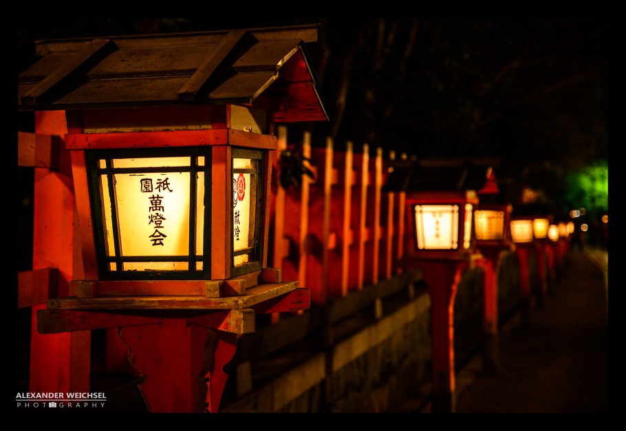 Японский фонарь в руках