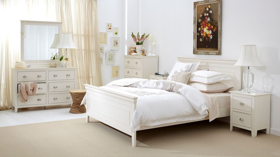 Белая мебель на бежевом фоне