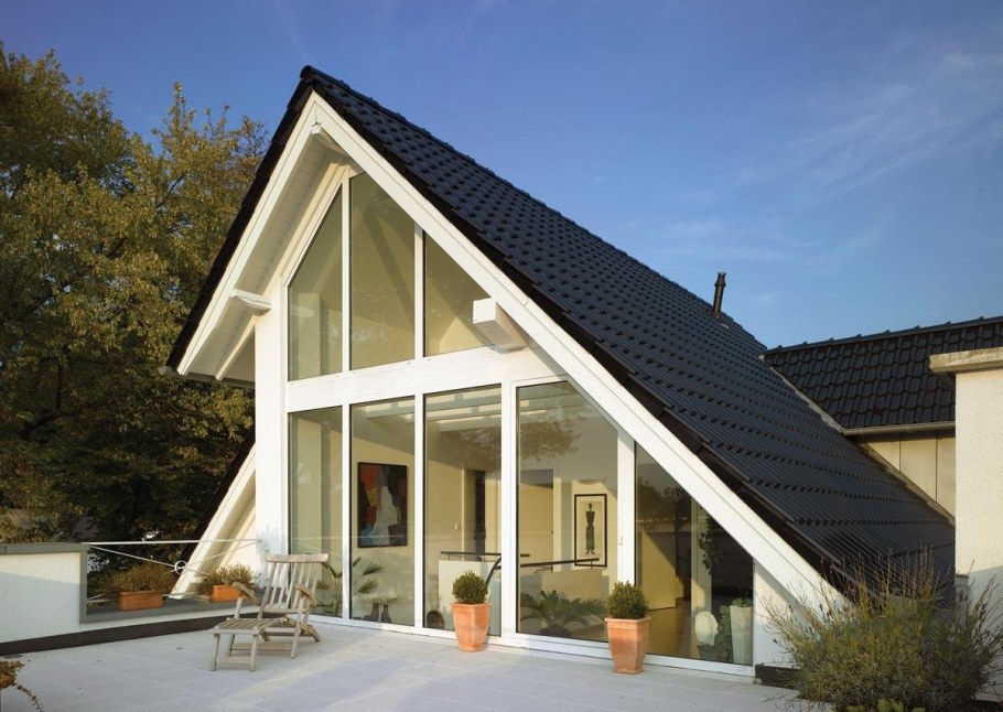 Домик с мансардой и панорамными окнами