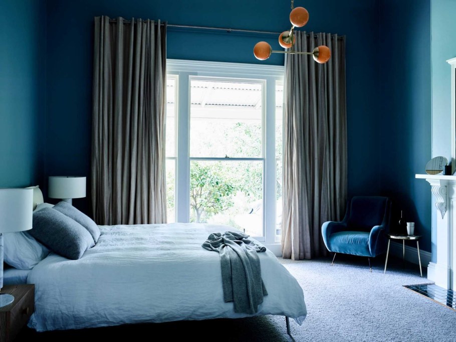 Шторы к синим стенам