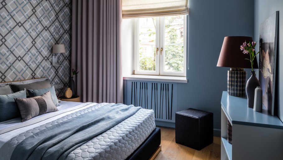 Акцентные шторы в сером интерьере