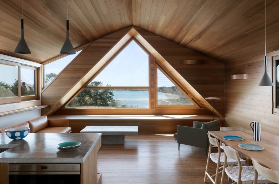 Треугольное окно на мансарде