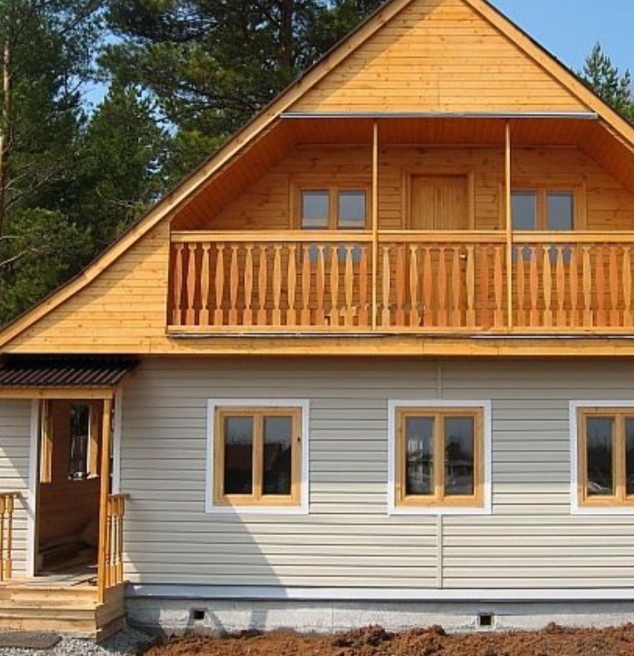 Фронтон с балконом