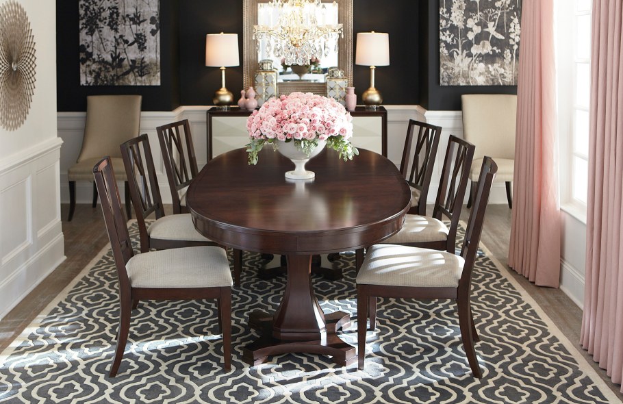 Овальный обеденный стол в интерьере