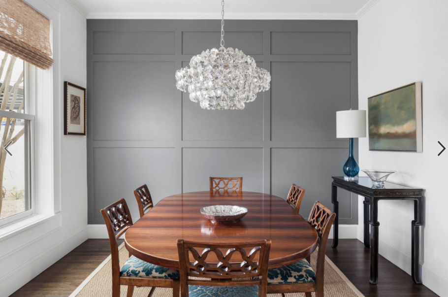 Акцентная стена с молдингами