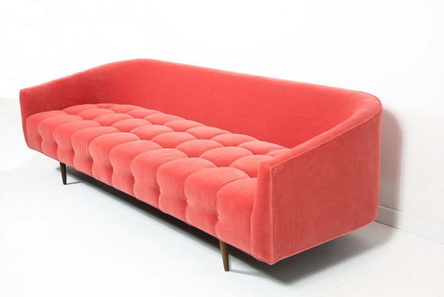 Коралловый велюр на диване