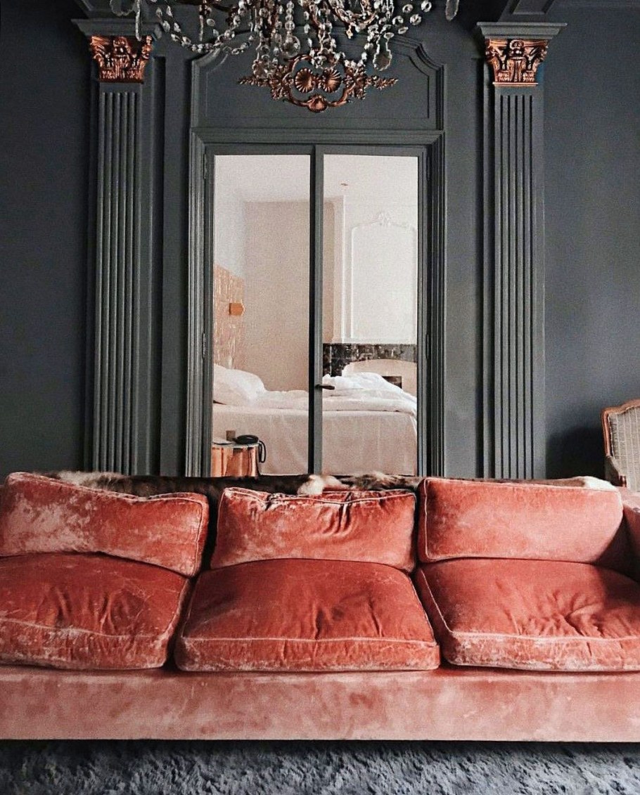 Терракотовый диван в интерьере