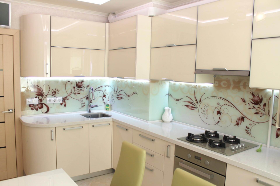 Угловая кухня со стеклянным фартуком